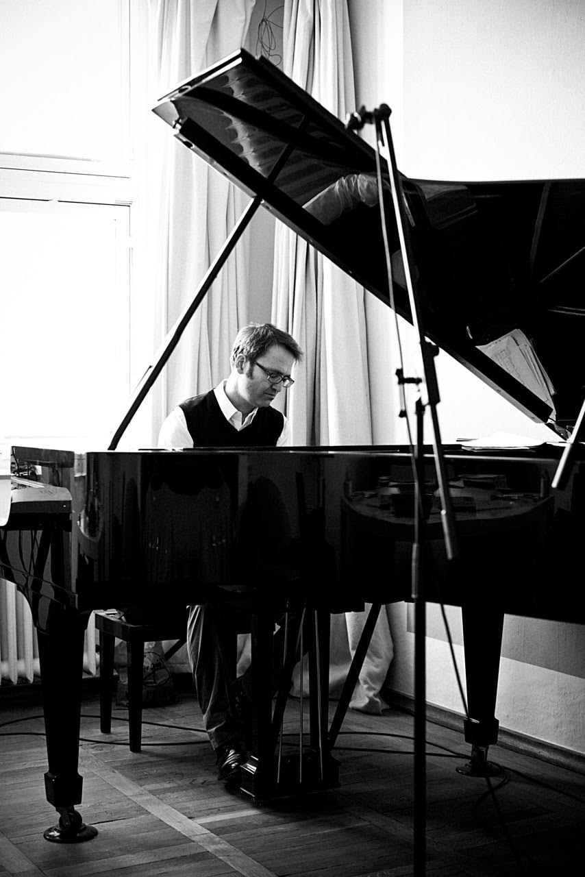 日本でも大きな人気を誇る旧東ドイツ出身のピアニスト Henning Schmiedt、ワルツのリズムにインスピレーションを受けたというニューアルバム『walzer』を 10/21 リリース！