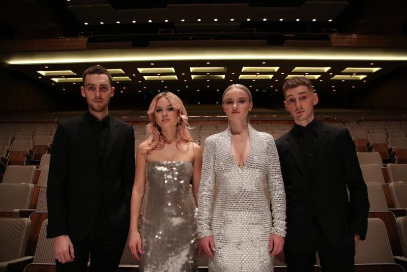 Ukのミクスチャー ユニット Clean Bandit がスウェーデンの女性シンガー Zara Larsson をフィーチャーした新曲 Symphony のmvを公開 Indienative