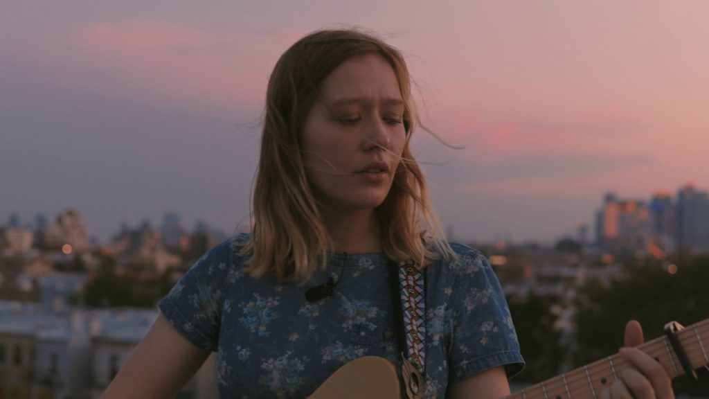 オーストラリアの女性シンガーソングライター Julia Jacklin ニューシングル Eastwick Cold Caller をリリース Indienative