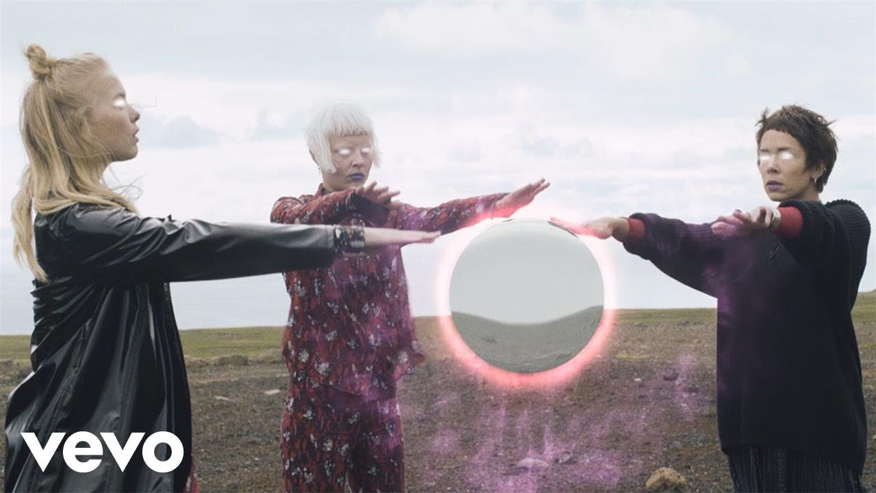 ロンドンのガールズ・ポップパンク・トリオ Dream Wife、新作EPから「Fire」のMVを公開！