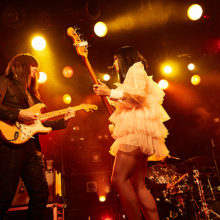 Khruangbin、正に "伝説の一夜" 夢見心地のファンク・サウンドに中毒者続出!!東京公演ライブレポート公開!