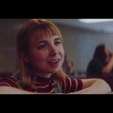 シカゴのパワーポップ・バンド Beach Bunny、デビュー・フルアルバム『Honeymoon』を来年 2/14 リリース!