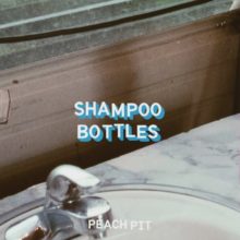 カナダのインディーポップ・バンド Peach Pit、ニューシングル「Shampoo Bottles」をリリース!