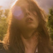 ロンドンの新鋭エクスペリメンタルポップ・アーティスト Lauren Auder、セカンドEPを『two caves in』を 3/5 リリース!