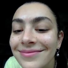 Charli XCX、ニューアルバム『How I'm Feeling Now』を 5/15 リリースをアナウンス!