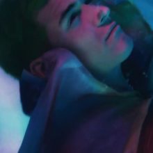 Omar Apollo、魅力的なニューシングル「Stayback」をリリース!