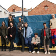 ロンドンの8人組謎の音楽集団 caroline、名門 Rough Trade からデビューアルバムを 2/25 リリース！