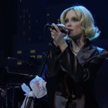 St. Vincent が Austin City Limits に出演した「At the Holiday Party」のライブ映像公開！
