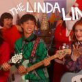 LAのパンクバンド The Linda Lindas、クリスマス・シングル「Groovy Xmas」をリリース！