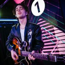 Inhaler が BBC Radio 1 の人気企画 Live Lounge に出演したマイリー・サイラスのカバー曲を披露！