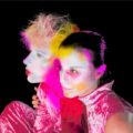 Angel Deradoorian と Kate NV によるデュオ Decisive Pink、デビューアルバム『Ticket to Fame』をリリース！