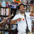 Sampha、NPR Music の人気企画 Tiny Desk Concert に出演したパフォーマンス映像が公開！