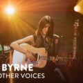 Julie Byrne、アイルランドの Other Voices フェス2023に出演したフルライブ映像が公開！