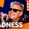 Madness が BBC コンサート・オーケストラとともに名曲「Our House」を披露！