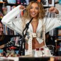 R&Bシンガー Tinashe、NPR Music の人気企画 Tiny Desk Concert に出演したパフォーマンス映像が公開！