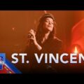 St. Vincent、米のTV番組 The Late Show に出演した「Violent Times」のパフォーマンス映像が公開！