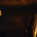 Queens of the Stone Age、新作『Alive in the Catacombs』の予告映像を公開！