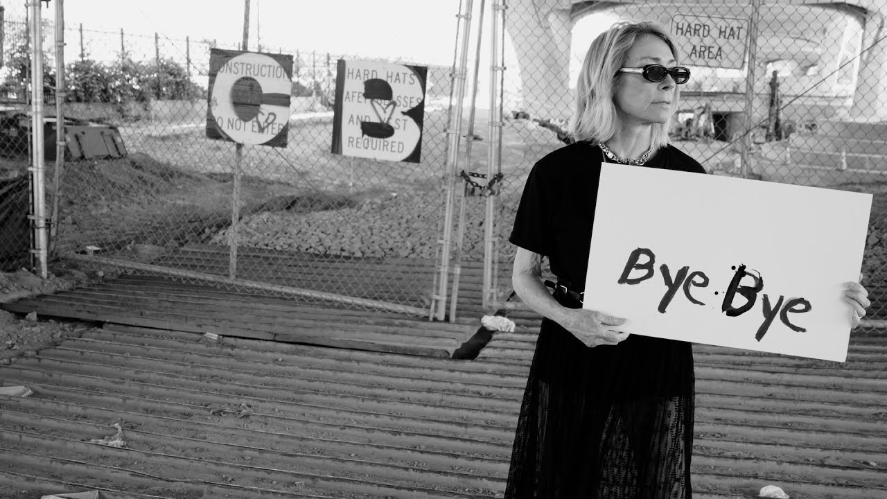 Kim Gordon、トランプ政権を皮肉したニューシングル「BYE BYE 25!」をリリース！