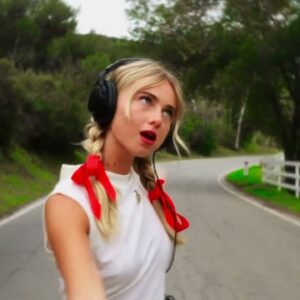 Claire Rosinkranz、今年3枚目となるニューシングル「Dancer」を