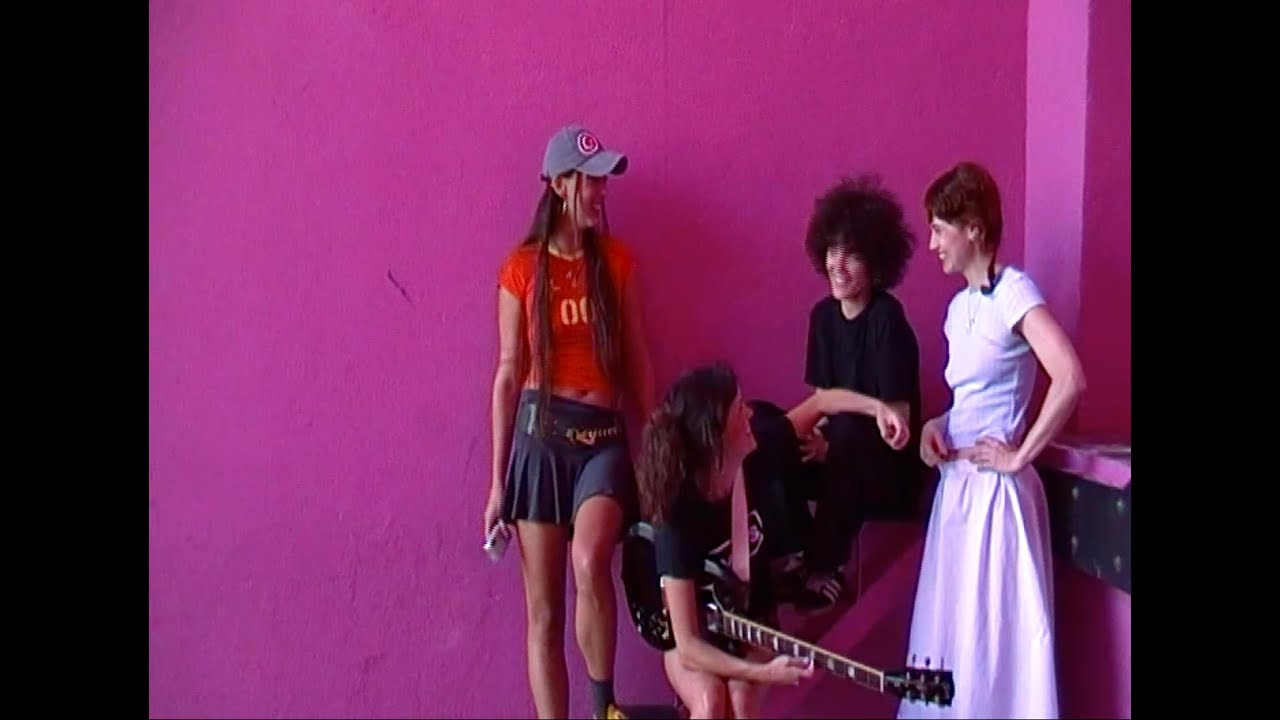 スペインのデュオ Hinds が Lorde をフィーチャーした「Girl, so confusing」のカバー曲をリリース！
