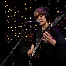 Mei Semones、シアトルの人気ラジオ局 KEXP に出演したスタジオライブ映像が公開！