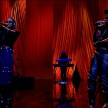 Little Simz、英のTV番組で Obongjayar をフィーチャーした「Lion」のパフォーマンスを披露！